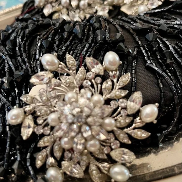 Elegant Silverplated brooch with faux pearls and rhinestones-brand new with tags - Picture 7 of 12